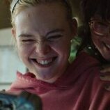 Elle Fanning y Thaddea Graham en el 1x06 de 'Margo tiene problemas de dinero'