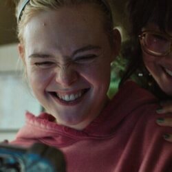 Elle Fanning y Thaddea Graham en el 1x06 de 'Margo tiene problemas de dinero'