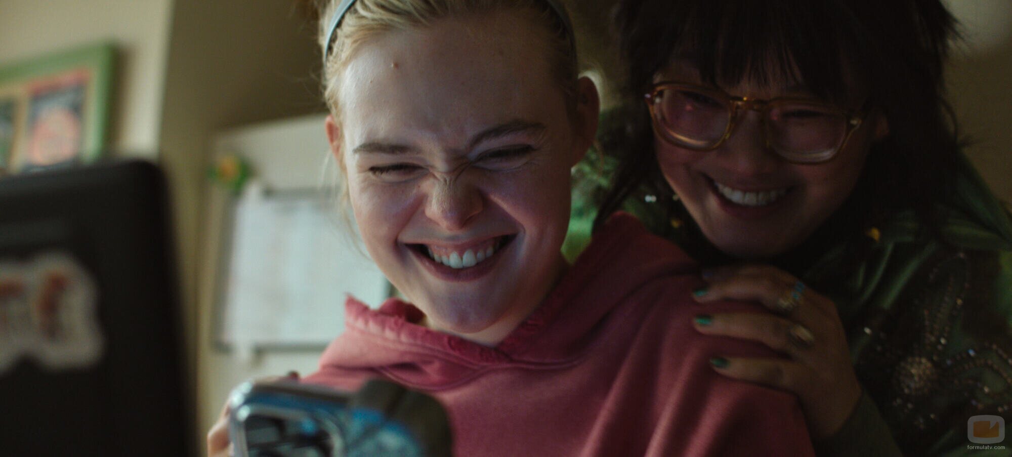 Elle Fanning y Thaddea Graham en el 1x06 de 'Margo tiene problemas de dinero'