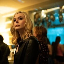 Elle Fanning en 1x06 titulado 'Combate de divas' de 'Margo tiene problemas de dinero'