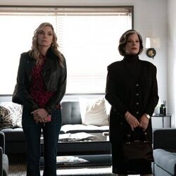 Michelle Pfeiffer y Marcia Gay Harden en 1x07 'Ataque Lariat' de 'Margo tiene problemas de dinero'
