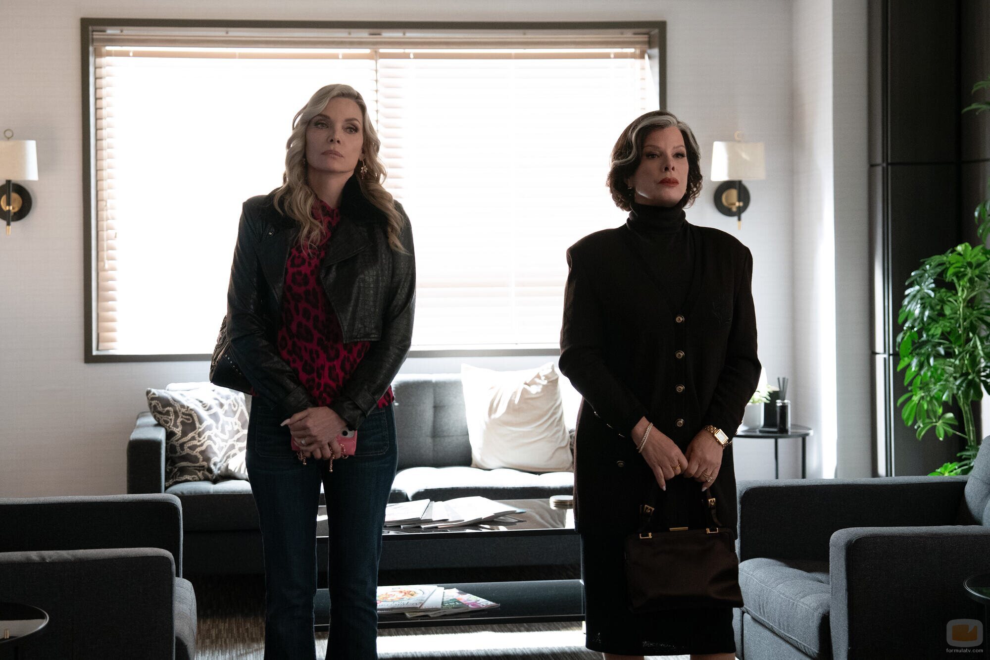 Michelle Pfeiffer y Marcia Gay Harden en 1x07 'Ataque Lariat' de 'Margo tiene problemas de dinero'