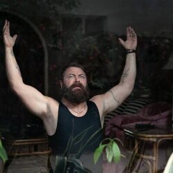 Nick Offerman en 'Listos para la pelea' de 'Margo's Got Money Troubles'