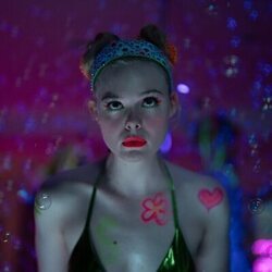 Elle Fanning en Capítulo 8 titulado 'Listos para la pelea' de 'Margo tiene problemas de dinero'