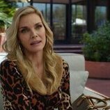 Michelle Pfeiffer en 1x08 titulado 'Listos para la pelea' de 'Margo tiene problemas de dinero'
