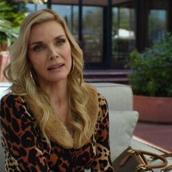 Michelle Pfeiffer en 1x08 titulado 'Listos para la pelea' de 'Margo tiene problemas de dinero'