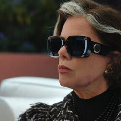 Marcia Gay Harden en el 1x08 de 'Margo tiene problemas de dinero'