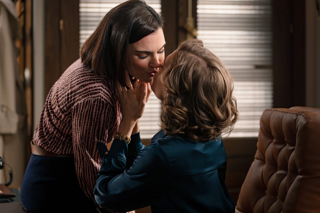 Fina y Marta se besan en una escena de 'Sueños de libertad'