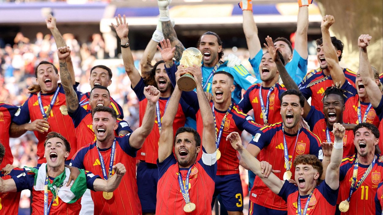 Rodri levanta la Copa del Mundo tras la victoria de la Selección Española en el Mundial 2026