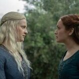 Olivia Cooke y Phia Saban en 'Nunca doblegado, nunca roto' de 'La Casa del Dragón'