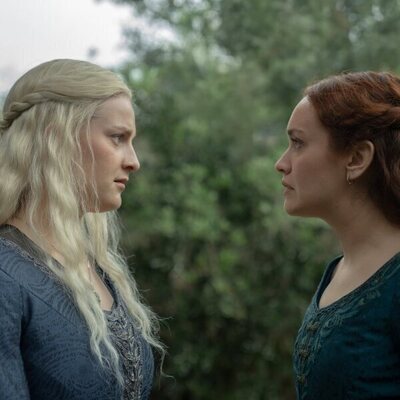 Olivia Cooke y Phia Saban en 'Nunca doblegado, nunca roto' de 'La Casa del Dragón'