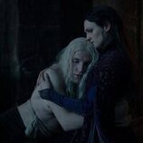 Ewan Mitchell y Gayle Rankin en 'Nunca doblegado, nunca roto' de 'House of the Dragon'