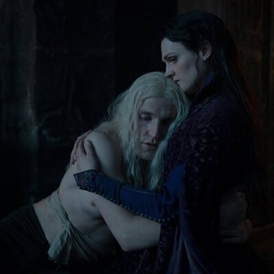 Ewan Mitchell y Gayle Rankin en 'Nunca doblegado, nunca roto' de 'House of the Dragon'