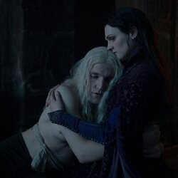 Ewan Mitchell y Gayle Rankin en 'Nunca doblegado, nunca roto' de 'House of the Dragon'
