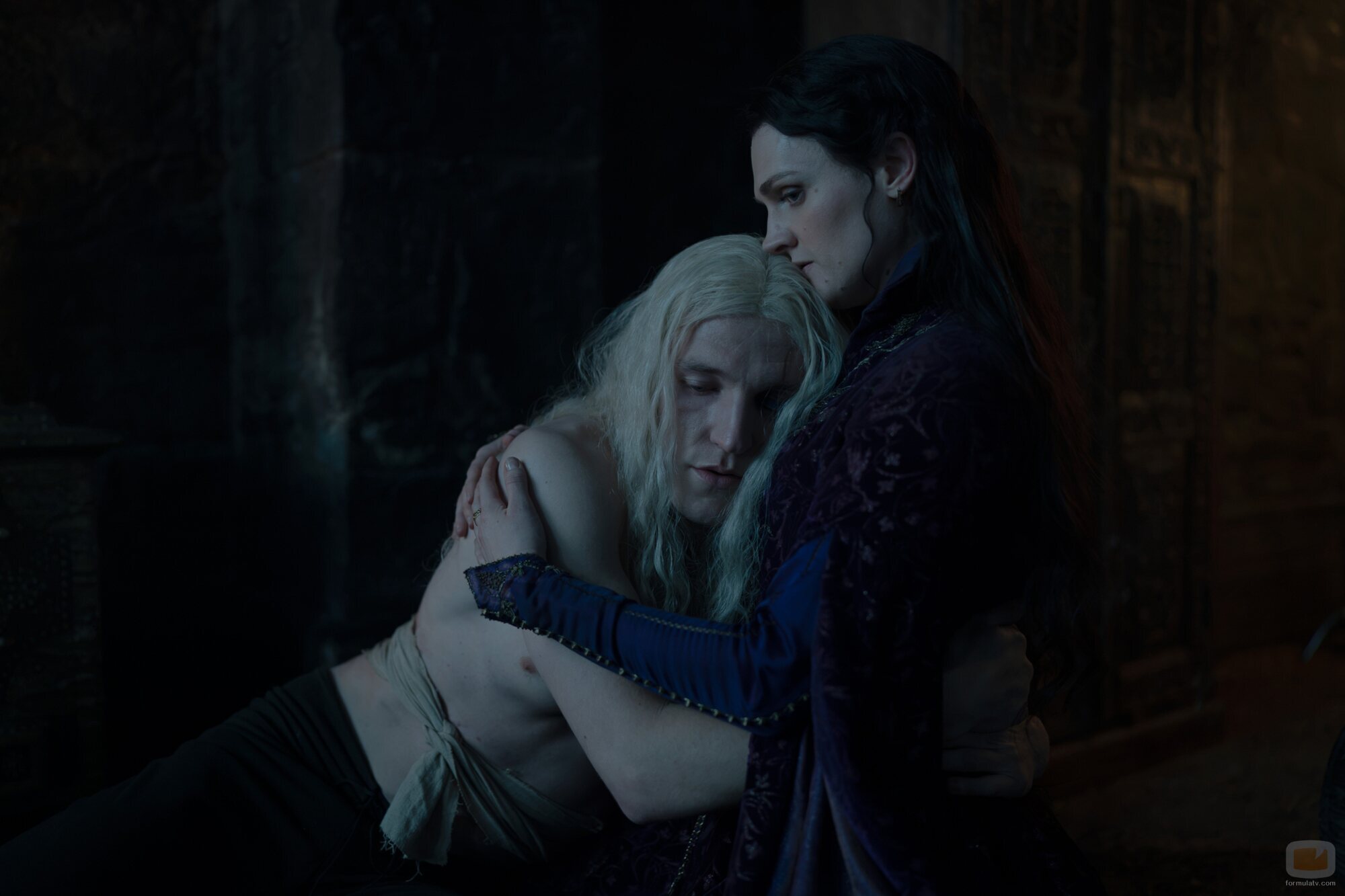 Ewan Mitchell y Gayle Rankin en 'Nunca doblegado, nunca roto' de 'House of the Dragon'