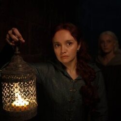 Foto de Phia Saban y Olivia Cooke en Capítulo 5 titulado 'Nunca doblegado, nunca roto' de 'La Casa del Dragón'