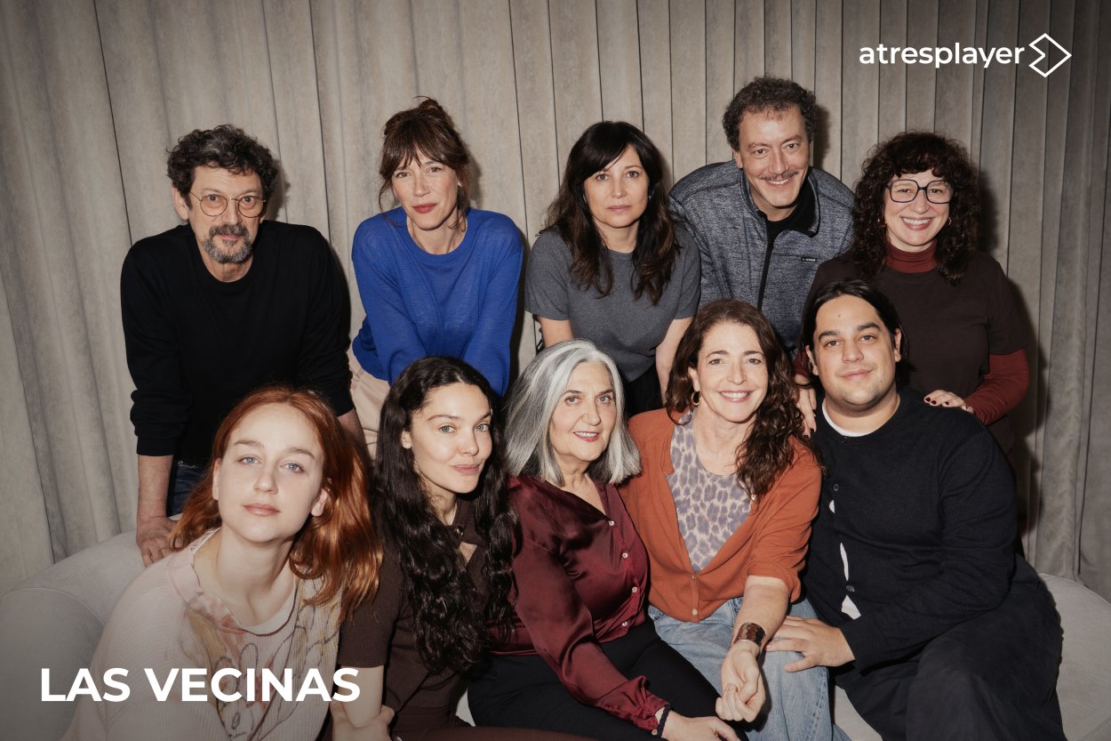 Manolo Solo, arriba a la izquierda, en el inicio de rodaje de 'Las vecinas' hace una semana