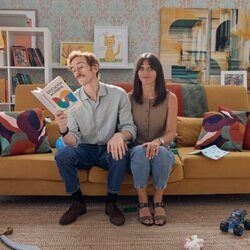 Daniel Pérez Prada y Mariam Hernández en una escena de 'Padre no hay más que uno, la serie'