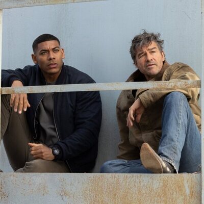 Kyle Chandler y Aaron Pierre en la serie 'Linternas'