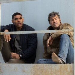 Kyle Chandler y Aaron Pierre en la serie 'Linternas'
