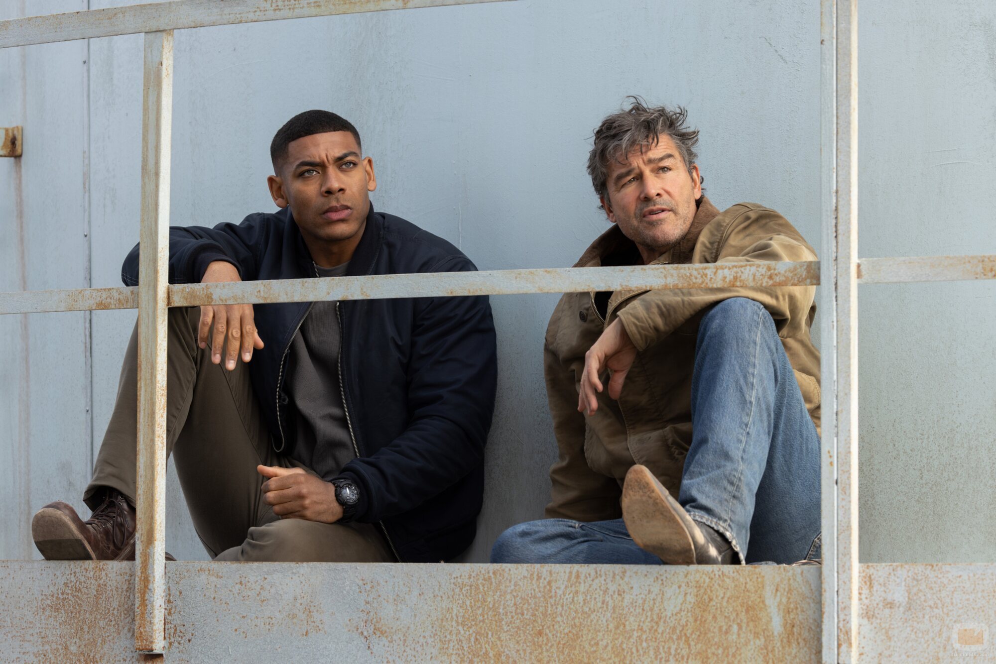 Kyle Chandler y Aaron Pierre en la serie 'Linternas'