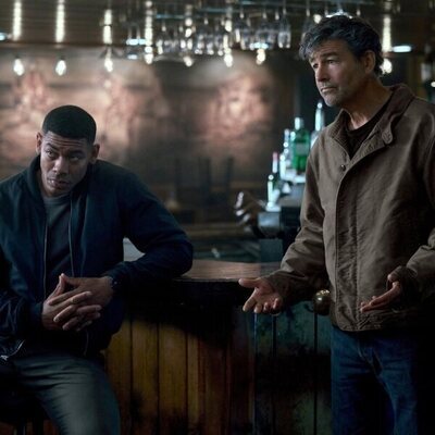 Aaron Pierre y Kyle Chandler en una foto promocional de 'Linternas'