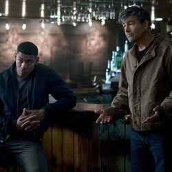 Aaron Pierre y Kyle Chandler en una foto promocional de 'Linternas'