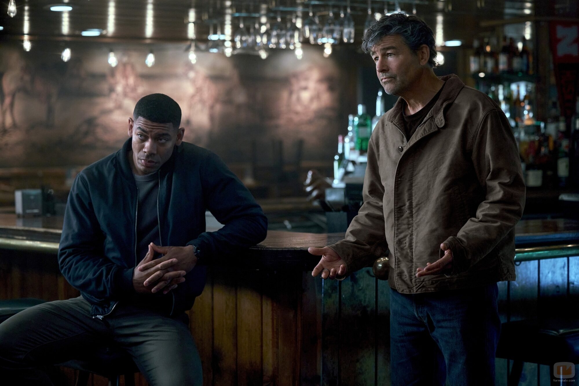 Aaron Pierre y Kyle Chandler en una foto promocional de 'Linternas'