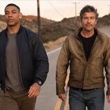 Fotograma de Kyle Chandler y Aaron Pierre en la serie 'Linternas'