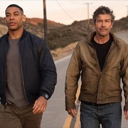 Fotograma de Kyle Chandler y Aaron Pierre en la serie 'Linternas'