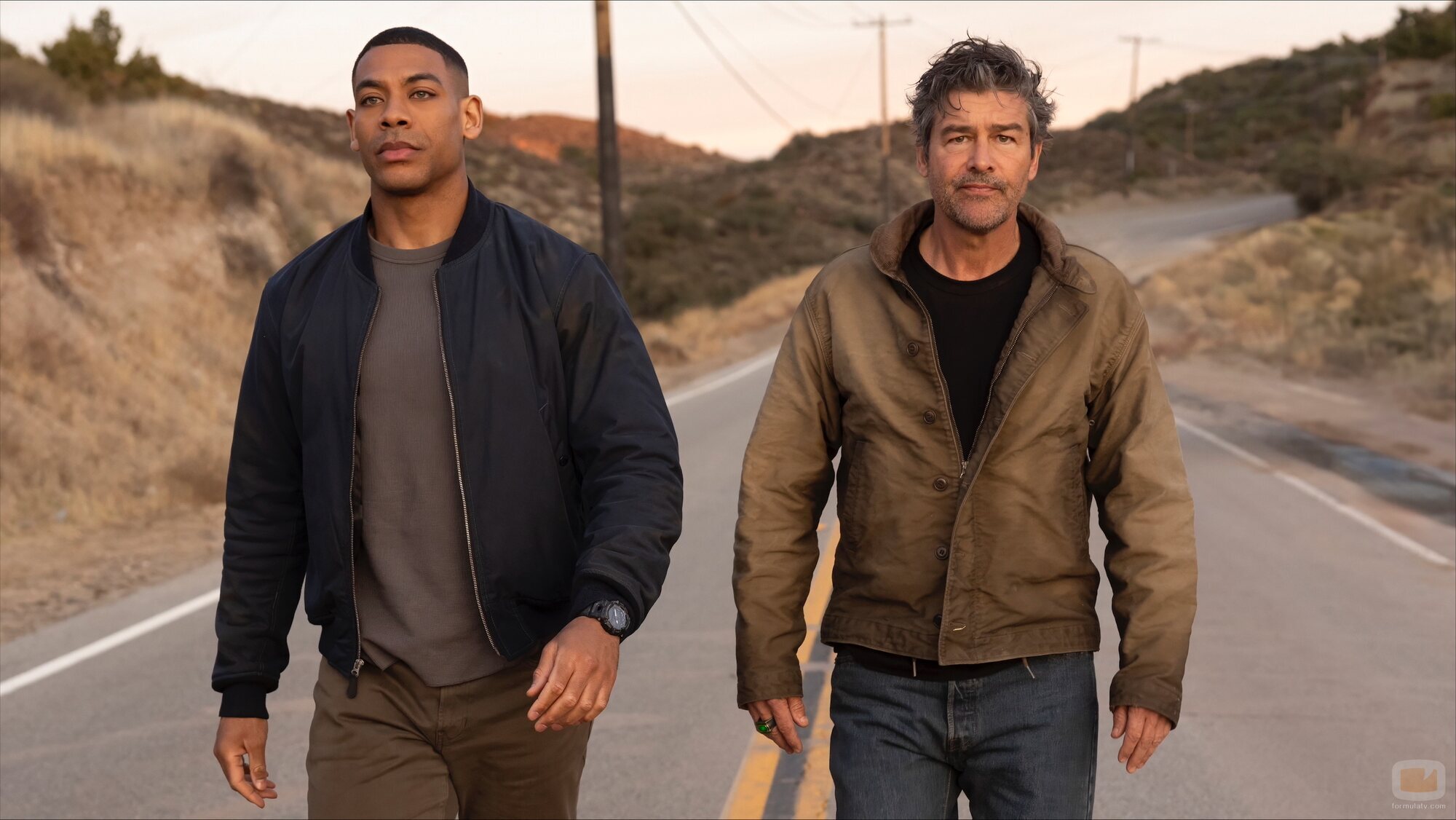 Fotograma de Kyle Chandler y Aaron Pierre en la serie 'Linternas'