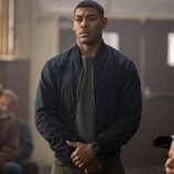 Aaron Pierre en un fotograma de 'Linternas'