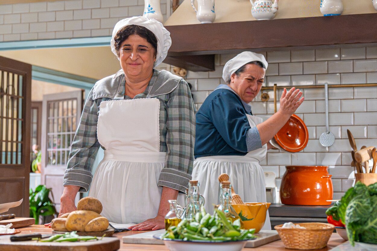 Candela y Simona en una escena de 'La promesa'