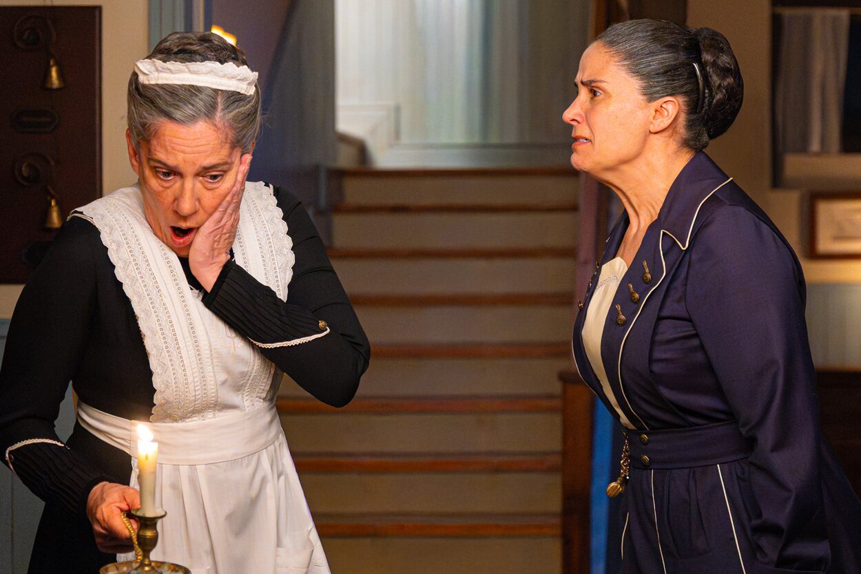 Tomasa abofetea a Petra en una escena de 'La promesa'
