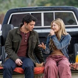 Miku Martineau y Kyle Clark en la temporada 1 y el capítulo 05 de 'La timonel'