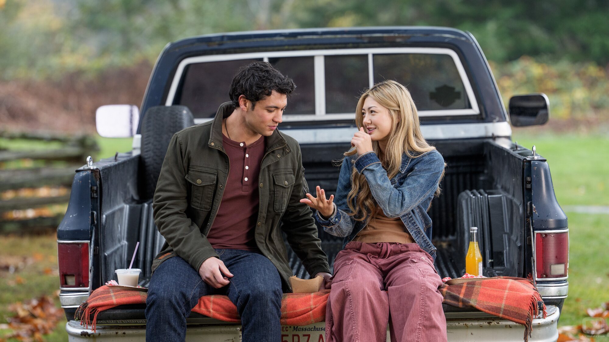 Miku Martineau y Kyle Clark en la temporada 1 y el capítulo 05 de 'La timonel'