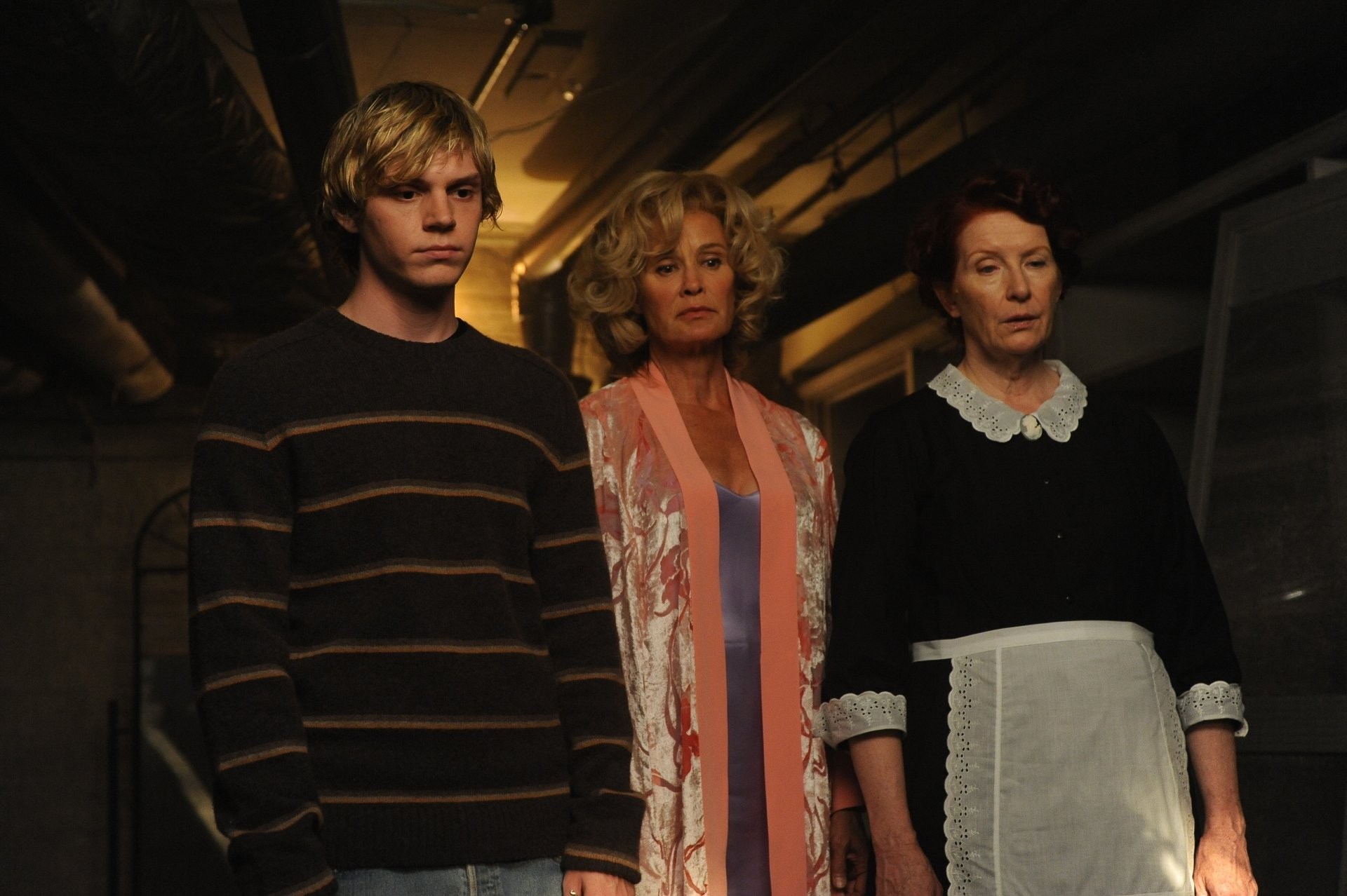 Evan Peters, Jessica Lange y Frances Conroy en la primera temporada de 'American Horror Story'