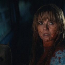 Linda Cardellini en una imagen promocional de 'Crystal Lake'