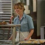 Escena de Linda Cardellini en una imagen promocional de 'Crystal Lake'