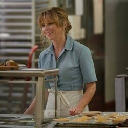 Escena de Linda Cardellini en una imagen promocional de 'Crystal Lake'