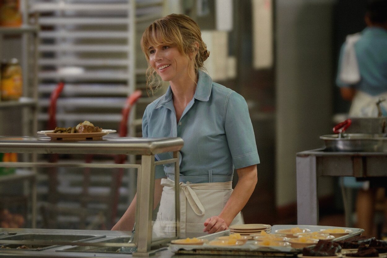 Escena de Linda Cardellini en una imagen promocional de 'Crystal Lake'