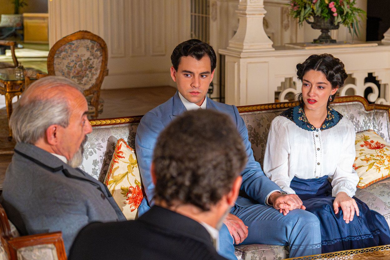 Curro y Ángela, junto con Máximo y Alonso en una escena de 'La promesa'