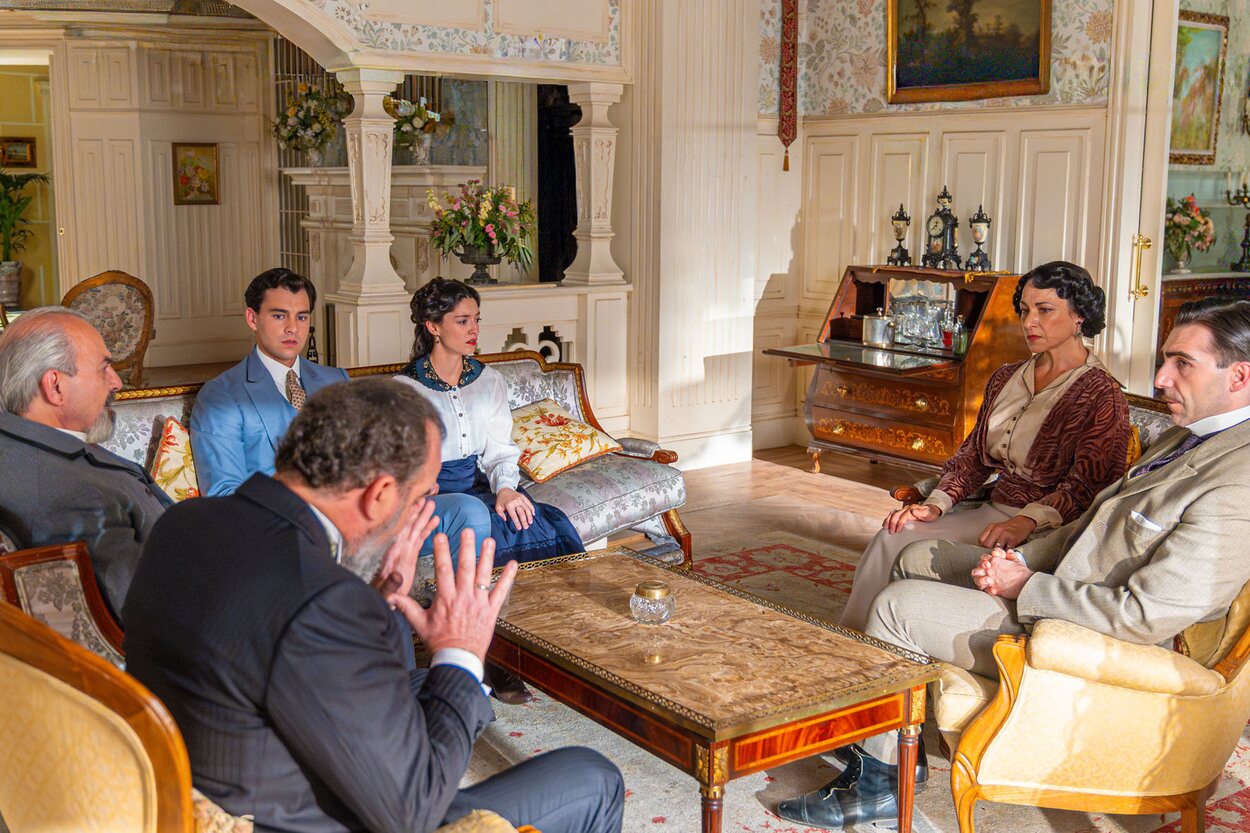 La familia Luján-Figueroa, sentada en el salón de La Promesa