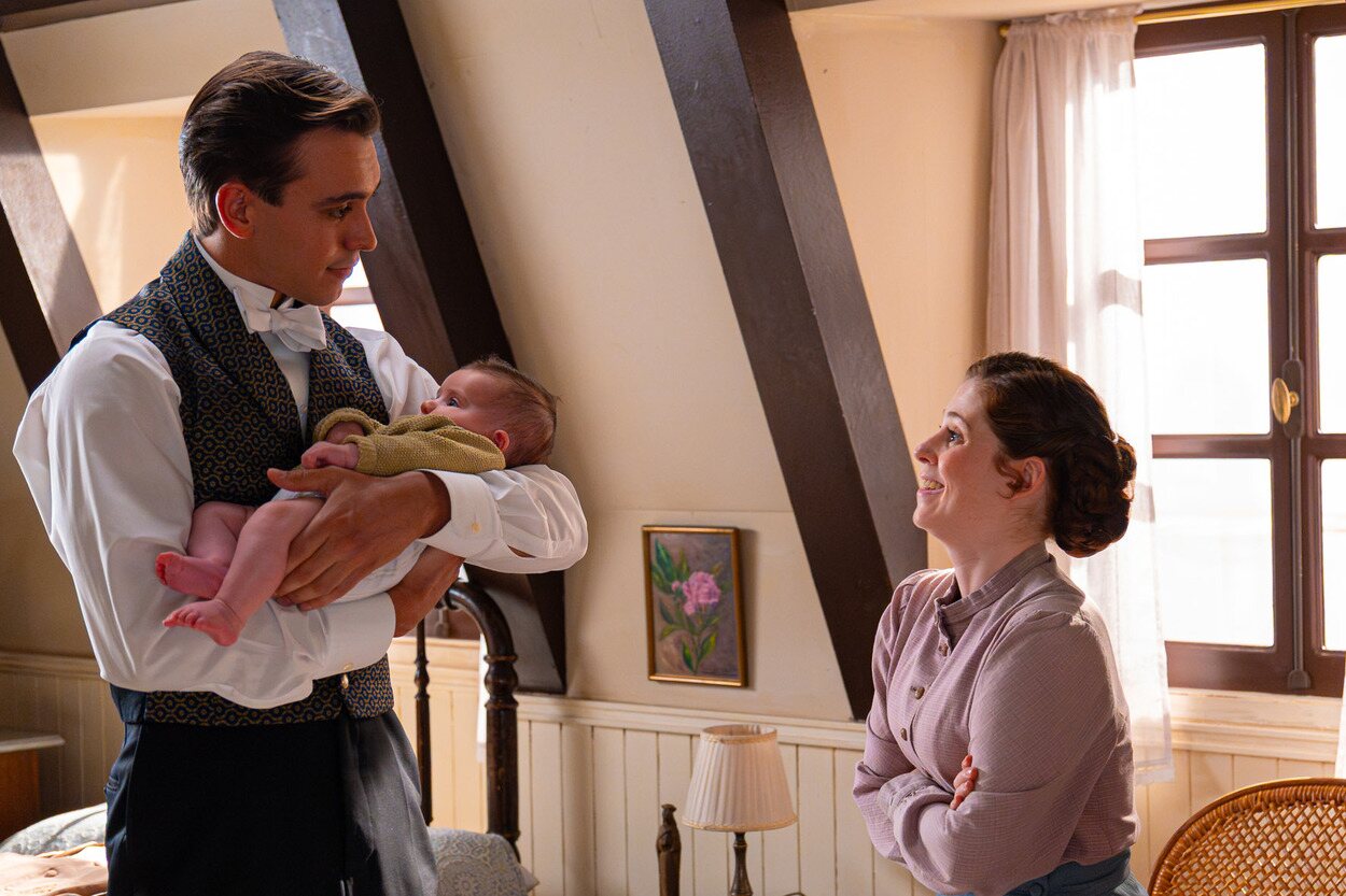 Carlo y María junto a su hija Jana en una escena de 'La promesa'