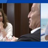 Ana Rosa Quintana contempla a Feijóo en un extracto de su entrevista