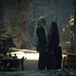 Gayle Rankin y Ewan Mitchell en 3x07 titulado 'El dragón de invierno' de 'La Casa del Dragón'