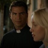 Maxi Iglesias y Karina Kolokolchykova en 'Adiós La Caleta' de 'Ella, maldita alma'