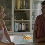 Karina Kolokolchykova y Martiño Rivas en 'Adiós La Caleta' de 'Ella, maldita alma'