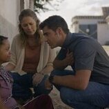 Lisi Linder y Maxi Iglesias en 'Adiós La Caleta' de 'Ella, maldita alma'