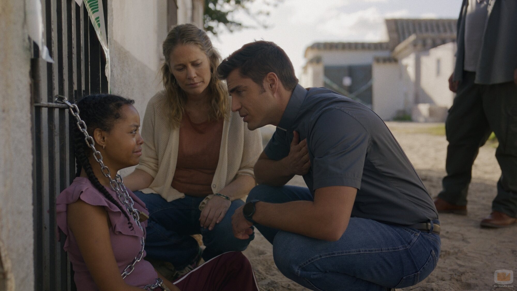 Lisi Linder y Maxi Iglesias en 'Adiós La Caleta' de 'Ella, maldita alma'